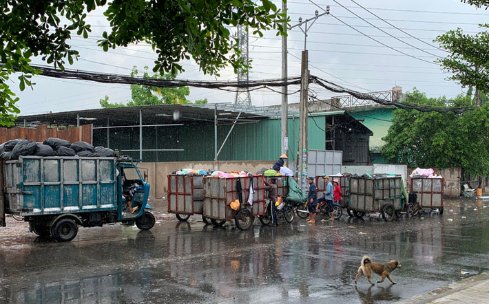 "Mỗi ngày 2 lần ra vào khu căn hộ của mình, tôi và mọi người phải trùm kín khẩu trang, bịt kín mũi hoặc nín thở khi đi ngang trạm trung chuyển rác "đón" ngay đường vào chung cư", một cư dân đang sinh sống tại khu Him Lam Phú An ngao ngán bày tỏ.