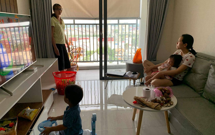 Một hộ dân ở tầng 9, block C, chung cư Him Lam Phú An than thở về tình trạng ô nhiễm khí độc từ nhà máy giấy khiến trẻ em trong nhà thường bị bệnh về đường hô hấp.