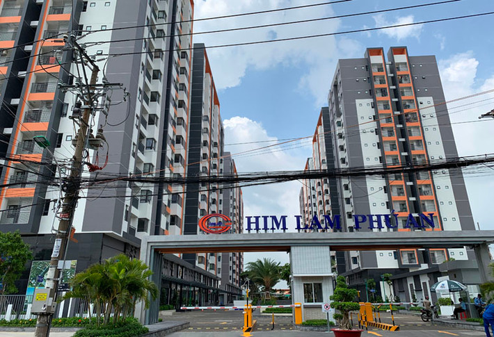 "Tại sao một góc lô C có view rất đẹp lại trống vắng đến lạ ... Mỗi nhà chúng ta có cần phải treo băngrôn phản đối không? Không ngủ được, bức xúc quá" - Đây là một trong vô số những tiếng kêu than của cư dân chung cư Him Lam Phú An do Công ty Cổ phần kinh doanh địa ốc Him Lam (gọi tắt Công ty Him Lam) làm chủ đầu tư.
