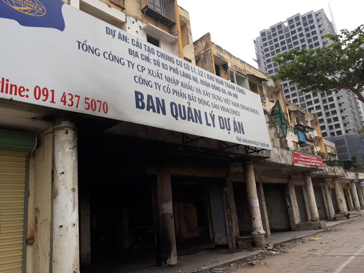 Dự án cải tạo xây dựng lại hai khu chung cư cũ L1, L2 tại số 93 phố Láng Hạ do Công ty CP Bất động sản Vinaconex làm chủ đầu tư. Dự án được "vẽ" ra viễn cảnh rất đẹp, rất “mỹ miều” như: đảm bảo thuận tiện trong quá trình làm việc và sinh hoạt của các hộ dân, văn phòng và khách mua sắm tại trung tâm thương mại - dịch vụ... nhưng nhiều năm không được triển khai. Gần đây khu vực này trở thành nơi tập kết rác thải, thậm chí thành nơi phóng uế rất mất vệ sinh ngay mặt đường Láng Hạ.