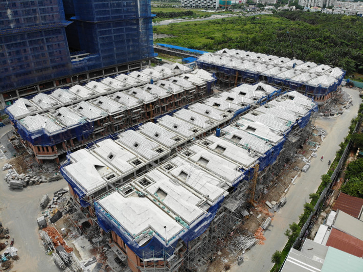 Được biết khu biệt thự liên kế Green Star Sky Garden có giá bán 9-15 tỷ đồng/căn. Dự kiến chủ đầu tư sẽ giao nhà cho khách hàng vào tháng 7 tới. Mời xem nguồn chính: https://vietnamdaily.net.vn/bat-dong-san/can-canh-110-biet-thu-cua-cong-ty-hung-loc-phat-xay-lui-o-sai-gon-64766.html