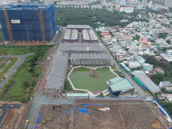 UBND quận 7 cho biết nguyên nhân dự án bị đình chỉ thi công do chưa được UBND TP HCM ra quyết định giao đất, chưa hoàn tất việc chuyển mục đích sử dụng đất. Trong thời gian dừng thi công 60 ngày (đến cuối tháng 7), chủ đầu tư của dự án Green Star Sky Garden phải hoàn thiện đầy đủ thủ tục pháp lý.