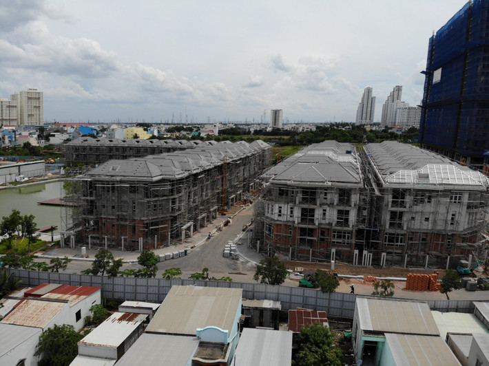 Theo tìm hiểu của PV Kiến Thức, dù dự án xây dựng trái phép gần 1 năm nay, nhưng mới đây nhà chức trách quận 7 mới phát hiện vụ việc.