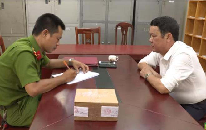 Người rút súng đe dọa "bắn vỡ sọ" tài xế xe tải trong clip trên là ông Nguyễn Văn Sướng, SN 1968 ở Lãm Trại, Vân Dương, TP Bắc Ninh, tỉnh Bắc Ninh. Ông Sướng hiện là Giám đốc Công ty TNHH Dịch vụ bảo vệ Hàm Long địa chỉ số 15 Hai Bà Trưng, Suối Hoa, TP Bắc Ninh.