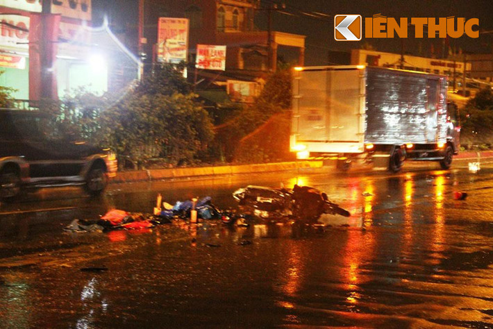 Vụ tai nạn nghiêm trọng xảy ra trong đêm khuya trời mưa tầm tã, vắng người qua lại nên dấu vết, biển số chiếc xe ô tô tông chết 2 nạn nhân rồi bỏ chạy chưa thể nhận dạng được. Hiện trường 2 thi thể bị bỏ mặc trong mưa khiến những người chứng kiến vô cùng đau xót.