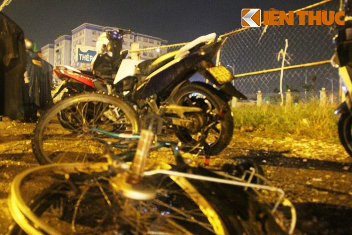 Trước đó khoảng gần 0h khuya qua, anh Trương Quốc H. (24 tuổi, quê tỉnh Quảng Nam) chạy xe máy hiệu Exerciter biển số tỉnh Quảng Nam trên QL1 (hướng cầu vượt Quang Trung về ngã tư An Sương). Khi còn cách ngã tư An Sương vài trăm mét thì xảy ra va chạm với một xe đạp. Tuy nhiên sau đó anh H. và người liên quan đã chủ động dọn hiện trường vì sự cố chỉ là va chạm nhỏ.
