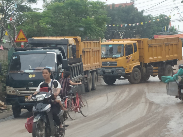 Đi ngang, đi dọc trong tuyến đường dân sinh nhưng lại không hề có bóng dáng của cơ quan chức năng xử lý.