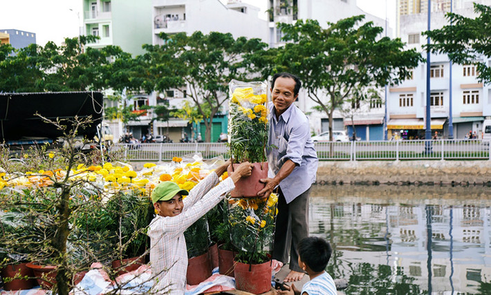 Sau ngày ông Táo chầu trời, từ 24 tháng Chạp, bến Bình Đông đã bắt đầu nhộn nhịp khi những chiếc thuyền với đầy ắp hoa Tết, cây kiểng từ các tỉnh miền Tây đổ về đây.