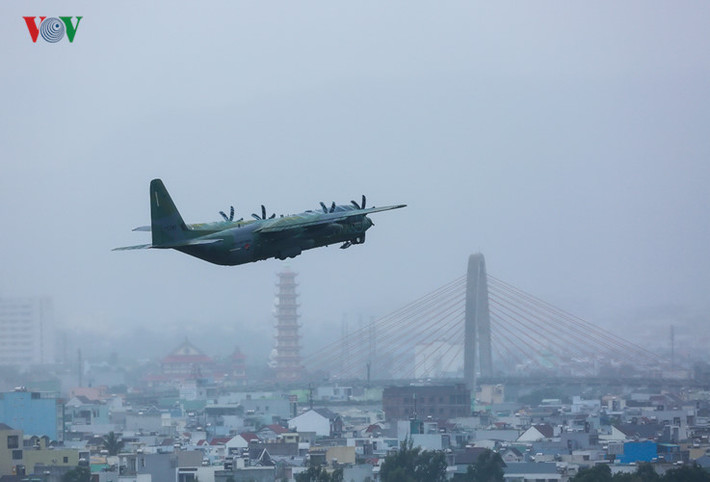C130 chuyên cơ quân sự của Hàn Quốc vận chuyển thiết bị phục vụ lãnh đạo cấp cao.