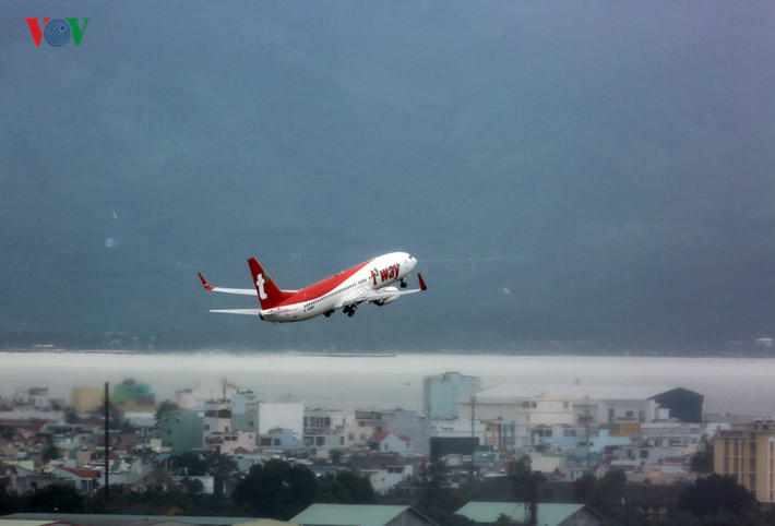 Tàu bay của T Air way cất cánh.