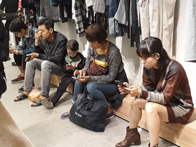 Vì vậy, ngay từ ngày khai trương, cửa hàng Zara Hà Nội đã đón tiếp lượng khách khổng lồ, tạo nên khung cảnh mua sắm đông đúc và nhộn nhịp.