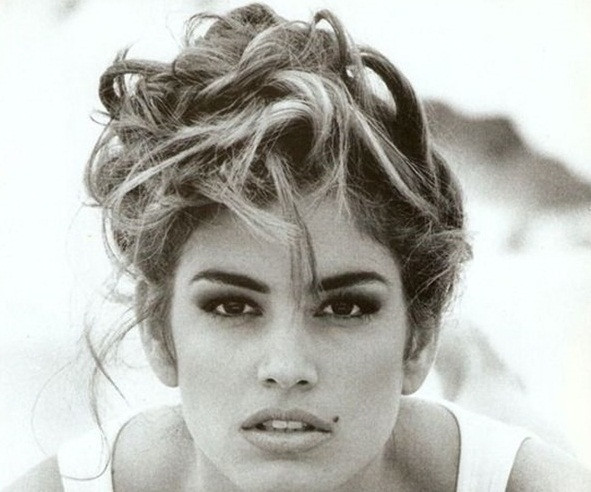 Siêu mẫu từng làm mưa làm gió trên các sàn diễn thời trang thập niên 90 Cindy Crawford được biết đến với nốt ruồi trứ danh ở khóe môi. Đây là vị trí nốt ruồi của những người có tài ăn nói.