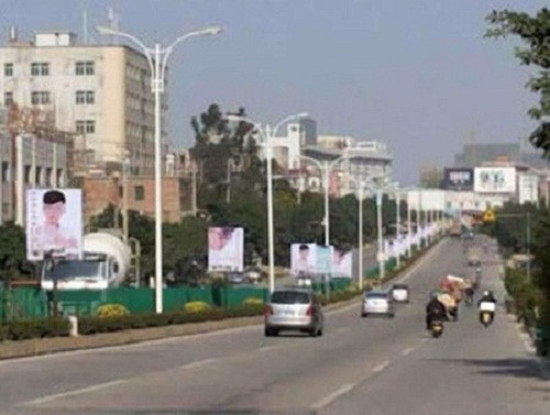 16 biển quảng cáo tượng trưng cho số tuổi của cậu con trai vị đại gia. Biển quảng cáo mang dòng chữ lớn: "Chào mừng đến với bữa tiệc sinh nhật lần thứ 16 của tôi".