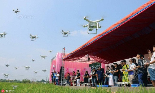 Mới đây, một vị đại gia Trung Quốc đã tổ chức đầy tháng cho con gái "rượu" của mình bằng việc thuê một dàn máy bay không người lái trên bầu trời.