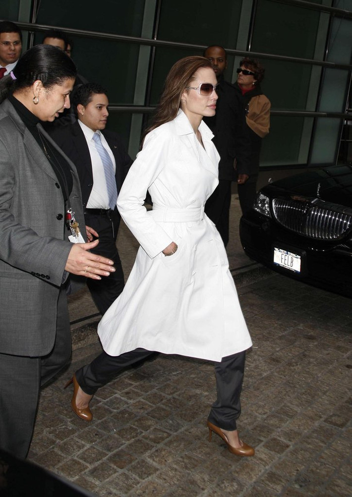 Với Angelina Jolie, dù sành điệu đến đâu cũng phải đảm bảo yếu tố thoải mái.