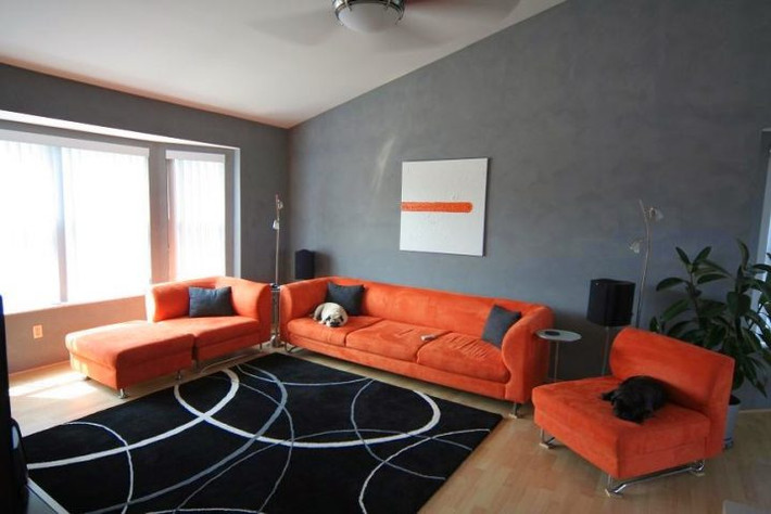 Ngược lại, sofa màu cam thì nên chọn gối ôm màu xám.