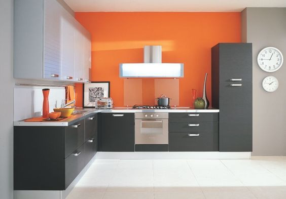 Màu cam giúp không gian nhà bếp trở nên ấm cúng và thân thuộc hơn. Khi kết hợp với màu xám để tạo sự cân bằng.