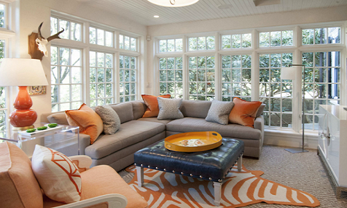 Mùa thu đến là lúc bạn cần trang trí nhà vừa ấm cúng vừa lãng mạn. Nếu ghế sofa màu xám, bạn có thể điểm thêm những chiếc gối ôm màu cam tạo sự ấm cúng cho phòng khách.