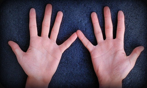 Lòng bàn tay hồng hào, tươi sáng là tướng của người nghiêm túc, làm việc chăm chỉ và rất có trách nhiệm. Tuýp người này thường gặt hái được nhiều thành công trong sự nghiệp.