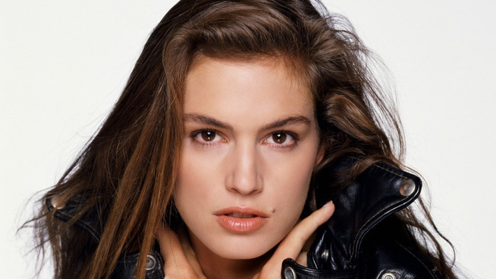 Cindy Crawford đã không ít lần được mời làm phát ngôn viên cũng như tham gia diễn xuất trên truyền hình.