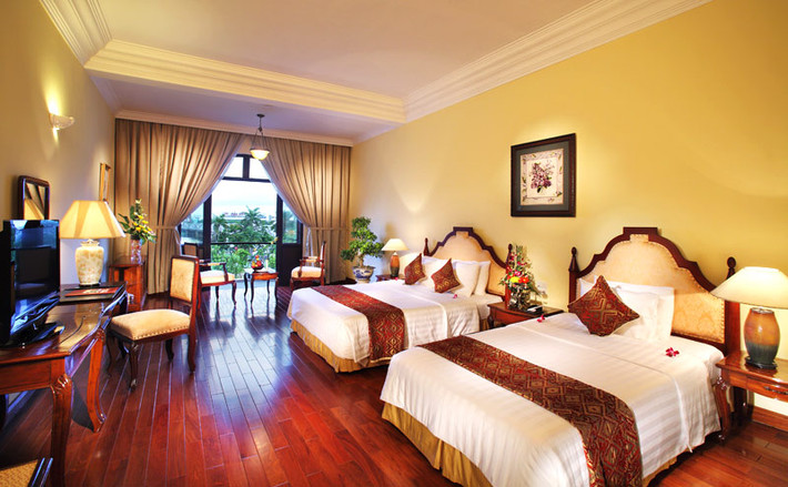 Ngoài ra, Saigon - Morin Huế còn là khách sạn đầu tiên có hệ thống phòng "đặc biệt" dành cho du khách như: phòng hút thuốc, phòng không hút thuốc, phòng dành riêng cho người tàn tật... cùng với các dịch vụ đi kèm hoàn hảo như khu giữ trẻ, hệ thống hồ bơi dành cho người lớn và trẻ em...