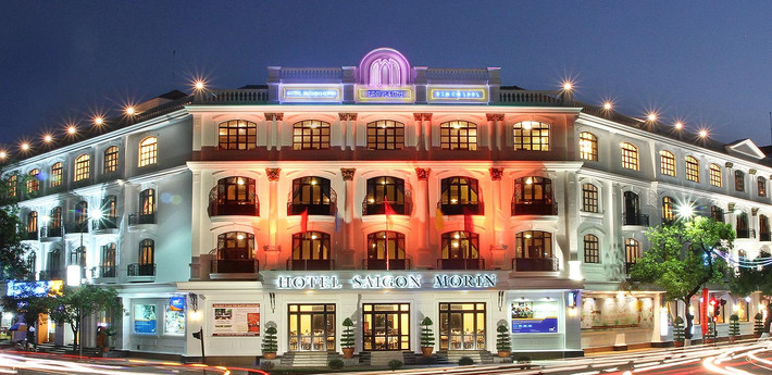 4. Khách sạn Saigon - Morin Huế Khách sạn Saigon - Morin Huế ra đời từ năm 1901, do một doanh nhân người Pháp tên là Bogarde xây dựng và đưa vào kinh doanh.