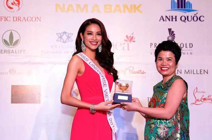Một trong những nội dung quan trọng nhất trong hành trang chuẩn bị cho cuộc thi Hoa hậu Hoàn vũ Thế giới 2015 là quà tặng quốc gia được đấu giá trong buổi gala từ thiện. Năm nay, Hoa hậu Phạm Hương sẽ mang đến cuộc thi một tác phẩm từ thương hiệu Prima Gold, đó là bộ trang sức mang tên Golden Lotus – Sen Vàng.