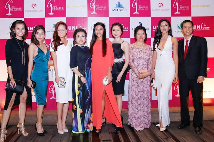 Tham dự buổi giao lưu còn có sự hiện diện của Á hậu Dương Trương Thiên Lý, Á hậu Hoàn vũ Việt Nam Lệ Hằng, Top 5 Hoa hậu Hoàn vũ Việt Nam Nguyễn Thị Loan, Ngô Trúc Linh, Top 10 Trần Kim Chi, Top 15 Đặng Dương Thanh Thanh Huyền, Khánh Ngân, người đẹp Thân thiện Hằng Nga... Đặc biệt, trưởng ban giám khảo Hoa hậu Hoàn vũ Việt Nam 2015 - bà Xuân Trang cũng đến dự và chia vui cùng Hoa hậu Phạm Hương.
