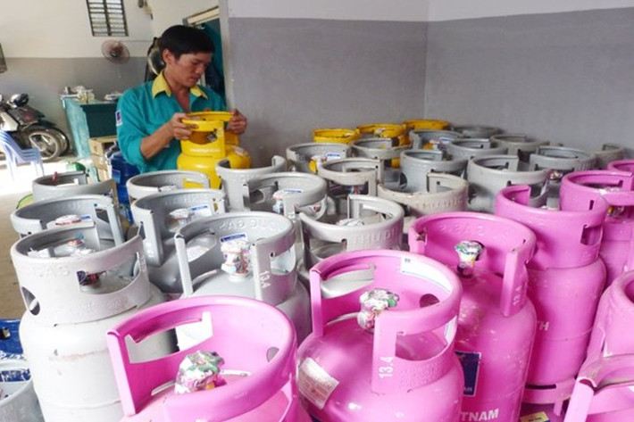 8. Giá gas tăng 9.500 12kg từ ngày 1/4 Từ ngày 1/4, các công ty gas sẽ điều chỉnh giá gas bán lẻ, tăng 9.500 đồng/bình 12kg so với đầu tháng 3. Theo đó giá gas bán lẻ tại khu vực TP.HCM phổ biến ở mức 268.000 - 276.000 đồng/bình 12kg. Đây là tháng thứ hai liên tiếp giá gas trong nước tăng, với tổng mức tăng khoảng 11.000 đồng. Việc tăng giá gas bán ra thị trường nội địa cho giá gas thế giới nhập khoảng tháng 4 đã tăng 30 USD/tấn, lên mức 335 USD/tấn.