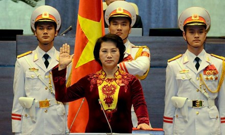5. Đồng chí Nguyễn Thị Kim Ngân trở thành nữ Chủ tịch Quốc hội đầu tiên Sáng 31/3, với tỷ lệ 100% đại biểu Quốc hội có mặt (475 đại biểu), đồng chí Nguyễn Thị Kim Ngân đã trở thành nữ Chủ tịch đầu tiên trong lịch sử Quốc hội Việt Nam và cũng là lãnh đạo nữ đầu tiên trong những chức danh chủ chốt, đứng đầu Đảng, Nhà nước. Bà Nguyễn Thị Kim Ngân quê ở Bến Tre, sinh năm 1954, đã từng giữ các chức vụ Giám đốc Sở Tài chính tỉnh Bến Tre, Thứ trưởng Bộ Tài chính, Bí thư Tỉnh ủy Hải Dương, Thứ trưởng Thường trực Bộ Thương mại, Bộ trưởng Bộ Lao động - Thương binh và Xã hội.
