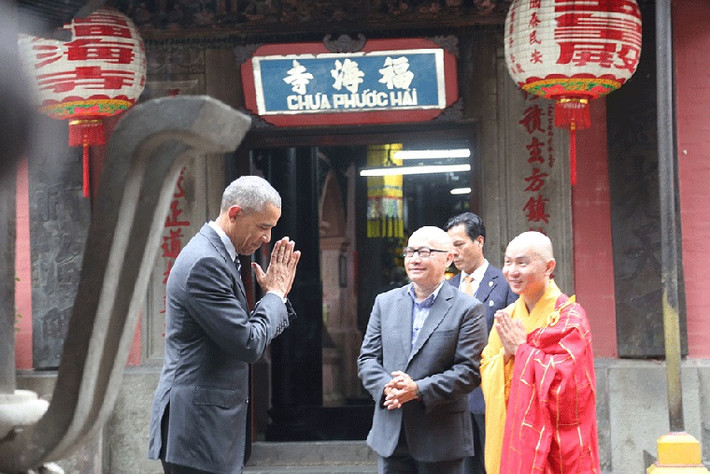 Vị Tổng thống thành kính khi được nhà sư tiếp đón tại chùa Ngọc Hoàng (chùa Phước Hải). Ảnh Viễn Sự/TTO