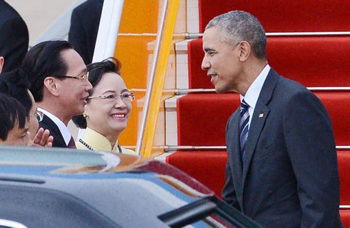 Chủ tịch Hội đồng nhân dân TP HCM Nguyễn Thị Quyết Tâm và phó chủ tịch Lê Thanh Liêm ra tận chân cầu thang máy bay đón ông Obama.