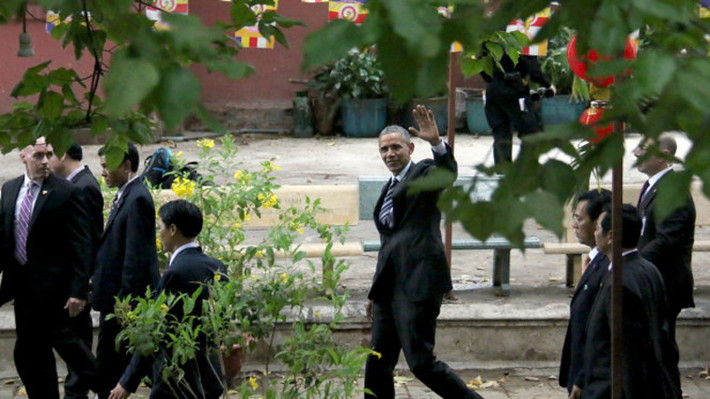 Khoảng 16h30, đoàn xe chở Tổng thống Obama đến chùa Ngọc Hoàng (đường Mai Thị Lựu, quận 1) trong tiếng hò reo của rất nhiều người dân hai bên đường. Ảnh Ngọc Hiển/TTO