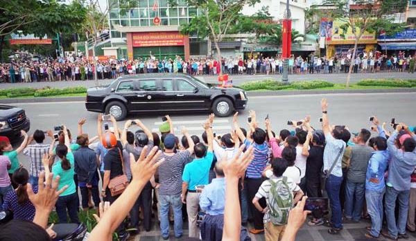 Đoàn xe chở Tổng thống Obama lưu thông qua các tuyến phố Sài Gòn đều nhận được sự chào đón thân thiện của hàng nghìn người dân đứng 2 bên đường. Ảnh Nguyễn Ngọc Hải/SGGPO