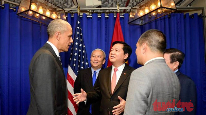 Sau khi viếng chùa, Tổng thống Obama đến trụ sở Công ty Dreamplex (tòa nhà Miss Áo Dài, quận 1, TP HCM) cùng bí thư Thành uỷ TP HCM Đinh La Thăng gặp gỡ với cộng đồng doanh nghiệp Việt Nam. Ảnh Thuận Thắng/TTO.