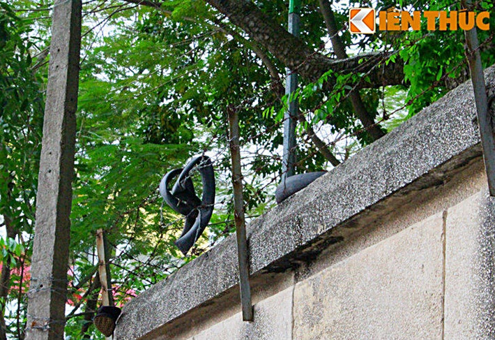 ... hoặc rác trên hàng rào đã làm ảnh hưởng đến cảnh quan chung của cả khu vực.