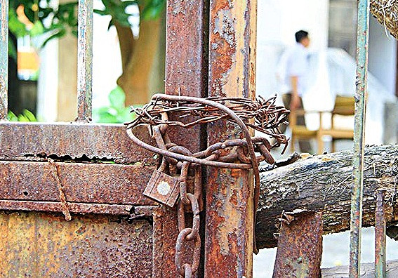 Tuy nhiên, do sau khi xây xong đã không được đưa vào sử dụng, bị bỏ hoang quá lâu giữa một khu vực sầm uất nhộn nhịp khiến nhiều câu chuyện ly kì đã được thêu dệt phủ lên ngôi nhà này.