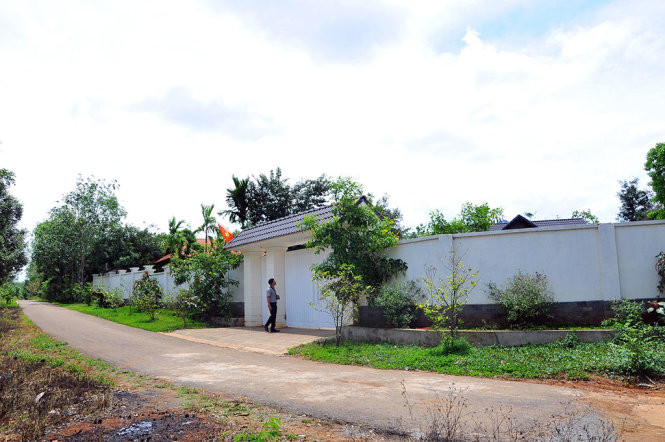 Theo ông Hà Tấn Hải, cán bộ địa chính xã Xuân Thạnh, năm 2015, ông Đấu có đến UBND xã đề nghị làm thủ tục chuyển đổi mục đích sử dụng đất. Do khu đất nằm trong khu quy hoạch nông nghiệp nên không thể chuyển đổi. Sau đó, xã nghe thông tin trên đất của ông Đấu có xây một số công trình kiên cố nhưng vì nhiều lý do, đến nay xã vẫn chưa thể kiểm tra. Ảnh: Tuổi trẻ.