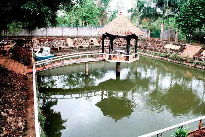 Theo ông Kỷ, khu đất vợ chồng ông làm nhà được mua từ trước năm 2005 và dựng nhà cấp bốn để ở. Đến năm 2011, gia đình mới quyết định làm nhà. Chi phí xây dựng khu biệt thự khoảng 3 tỷ đồng, chủ yếu là từ tiền làm vườn của vợ và rồi con cái gom góp vào. Ảnh: Zing.