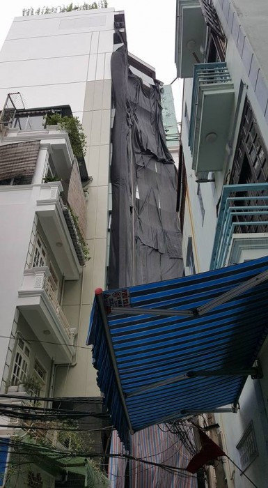 Cụ thể, công trình được cấp phép xây 7 tầng nhưng chủ đầu tư đã xây lên 10 tầng. Sau nhiều lần lực lượng chức năng lập biên bản vi phạm và yêu cầu ngừng thi công không có kết quả, tháng 10/2015, UBND quận Hoàn Kiếm đã ra văn bản xử lý. Ảnh: petrotimes.vn.