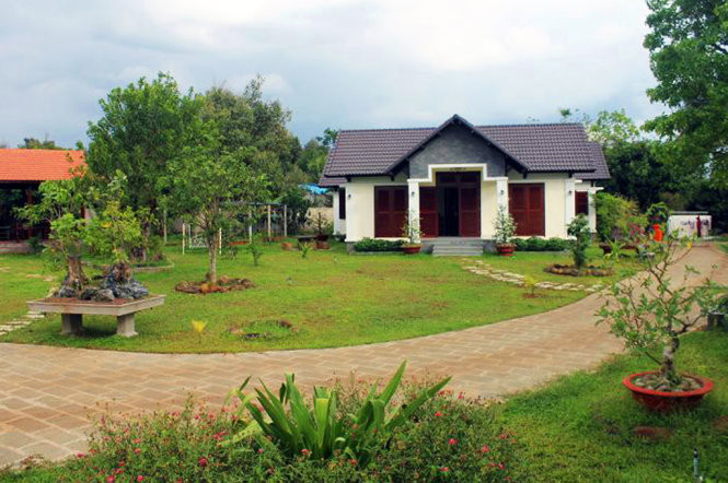 1. Phó Ban tổ chức Tỉnh ủy Đồng Nai xây nhà trái phép Thông tin phản ánh trên báo Người lao động cho hay, biệt thự xây dựng trái phép của ông Nguyễn Văn Đấu - Phó Ban Tổ chức Tỉnh ủy Đồng Nai rộng 2.000 m2 tại ấp Trần Hưng Đạo, xã Xuân Thạnh, huyện Thống Nhất, tỉnh Đồng Nai. Ảnh: Tuổi trẻ.
