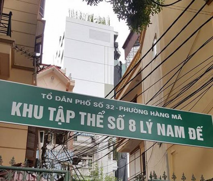 3. Nhà Phó giám đốc Sở GTVT xây sai phép Ngày 14/10/2016, tờ VTC News đưa tin, cơ quan chức năng quận Hoàn Kiếm (Hà Nội) đã quyết định cưỡng chế tháo dỡ phần xây dựng sai giấy phép nhà A3, ngõ 8, Lý Nam Đế của nguyên Phó giám đốc Sở GTVT Hà Nội Nguyễn Hoàng Linh đứng tên. Ảnh: petrotimes.vn.