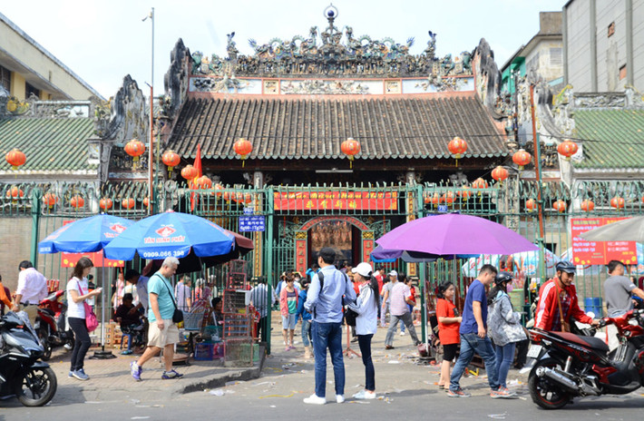 Trong 2 ngày đầu năm, Mùng 1 và 2 Tết Kỷ Hợi, suốt từ sáng sớm đến tận tối khuya, nhiều ngôi chùa ở TP HCM đông kín người xếp hàng dài chờ lễ Phật.