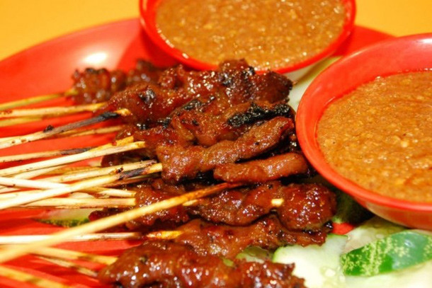 Làm nước chấm đậu phộng cho món thịt bò satay: 300 ml nước cốt dừa, 8 muỗng cà phê bơ lạc, nửa củ hành tây băm nhỏ, 1 viên đường thốt nốt, nửa muỗng cà phê ớt bột, 1 muỗng cà phê nước tương, một ít muối. Đem tất cả đun sôi trên ngọn lửa vừa. Tắt bếp, để nguội và sử dụng.