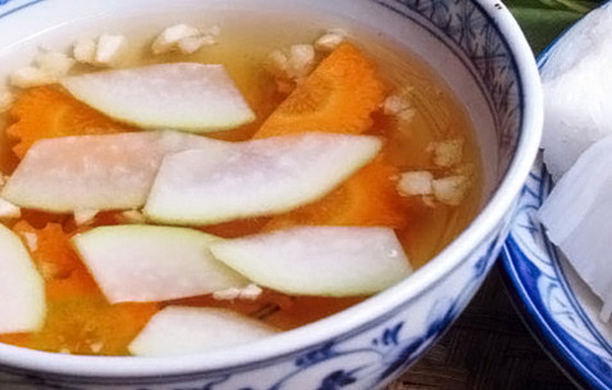Nếu ăn theo kiểu người Bắc, bạn có thể cho ít đu đủ vào. Bạn mua loại đu đủ xanh, cắt miếng vuông mỏng hoặc cắt sợi sóng theo dụng cụ cắt hoa quả. Sau đó, bóp sơ qua phần đu đủ này với muối và trụng sơ qua nước sôi xả lại trước khi ngâm giấm, vắt khô và thả chúng vào bát nước chấm.