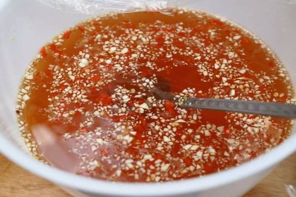 Để đơn giản và dễ nhớ hơn, bạn có thể pha theo tỷ lệ: 1 nước mắm + 3 nước lọc + 2 đường + tỏi và ớt băm nhỏ. Nước chấm này phải đặc và đậm mới đạt yêu cầu.