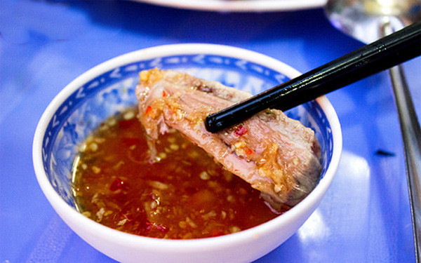 Pha nước mắm gừng chấm thịt vịt: 4,5 muỗng canh nước mắm, 5 muỗng canh đường, 1 muỗng canh gừng băm nhuyễn, 2 muỗng cà phê tỏi băm, 1 muỗng canh nước lọc, 1-2 muỗng cà phê nước cốt chanh. Hòa tan lần lượt đường + nước + nước mắm. Sau đó cho các nguyên liệu còn lại vào và trộn đều.