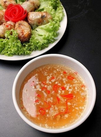 Công thức pha nước chấm chả giò: 200 ml nước sôi để nguội, 2,5 muỗng canh đường cát trắng, 3,5 muỗng canh nước mắm nguyên chất, 3 muỗng canh giấm, 3 trái ớt đỏ, bỏ hạt và băm nhỏ, 1 củ tỏi, lột vỏ và băm nhỏ.