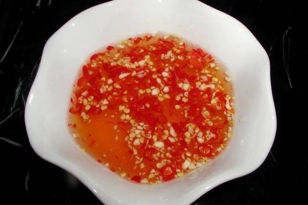 Làm nước mắm chấm món bánh bột lọc: Giã nát ớt và cho nước mắm vào cùng ít nước chanh. Nếu bạn không muốn nước chấm quá gắt vị nước mắm, bạn có thể thêm nước hoặc đường tùy ý.
