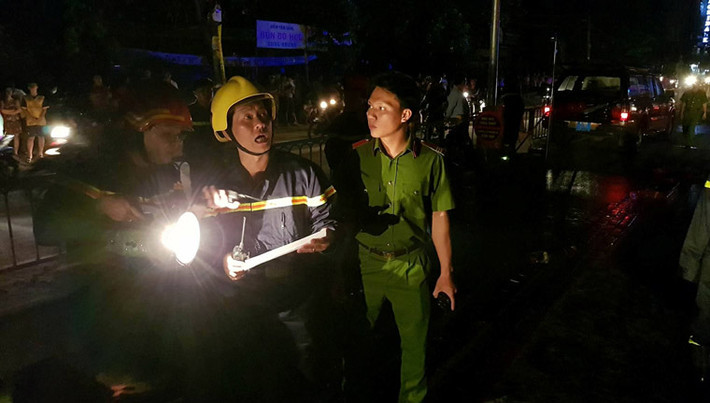 Thượng tá Võ Minh Tùng, Phó Trưởng phòng hướng dẫn chỉ đạo về chữa cháy - Cảnh sát phòng cháy chữa cháy TP.HCM cho biết thêm: "Những nạn nhân bị kẹt lại ở các hành lang tầng 2 thì không thể tự xuống do khói nhiều và bị ngạt khói, trong khi xe thang chữa cháy thì không triển khai được do vướng đường dây điện trung thế. Sau đó đơn vị chữa cháy buộc phải triển khai hệ thống thang 3 khác từ quán cafe bên cạnh trèo lên tầng 2 đưa 7 người kẹt lại ra ngoài an toàn.